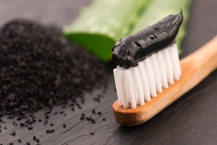 Czarna pasta do zębów z węglem aktywowanym